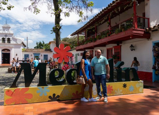 pueblito-paisa-medellin-letrero